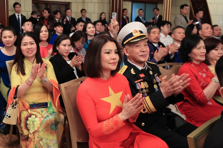 Bà con kiều bào đang sinh sống, học tập và làm việc tại Liên bang Nga tham dự buổi gặp - Ảnh: VGP/Nhật Bắc