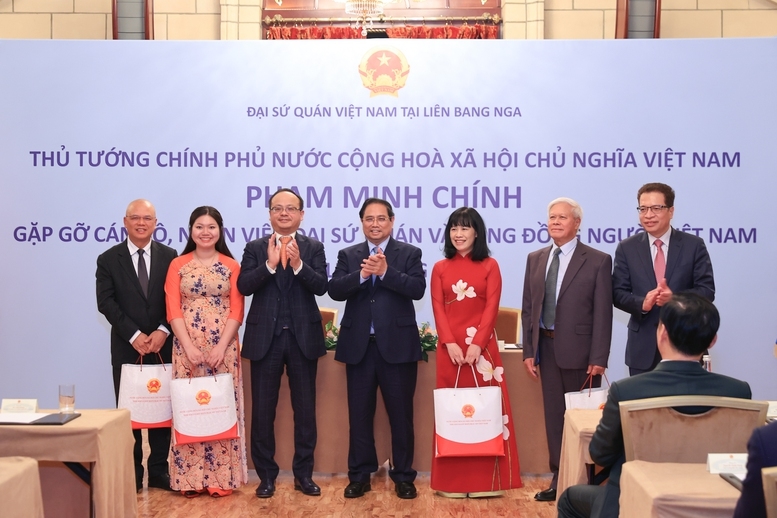 Thủ tướng tặng quà đại diện cộng đồng người Việt Nam tại Liên bang Nga - Ảnh: VGP/Nhật Bắc