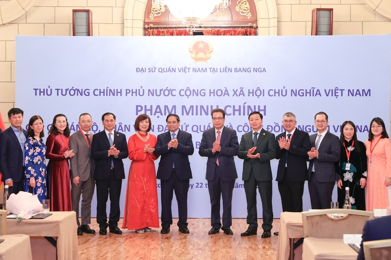 Thủ tướng, Phó Thủ tướng Trần Hồng Hà, Phó Thủ tướng Bùi Thanh Sơn và cộng đồng người Việt Nam tại Liên bang Nga tại buổi gặp - Ảnh: VGP/Nhật Bắc