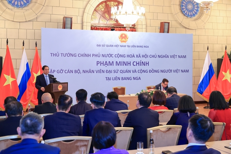 Thủ tướng mong cộng đồng người Việt Nam tại Nga tiếp tục vươn lên, để mỗi người trước hết tự lo được cho cuộc sống của mình, cộng đồng phát triển lành mạnh, hội nhập tốt và khẳng định vị thế ở sở tại - Ảnh: VGP/Nhật Bắc