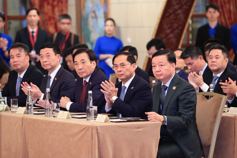 Phó Thủ tướng Trần Hồng Hà, Phó Thủ tướng Bùi Thanh Sơn và các thành viên đoàn đại biểu cấp cao Việt Nam tại buổi gặp - Ảnh: VGP/Nhật Bắc