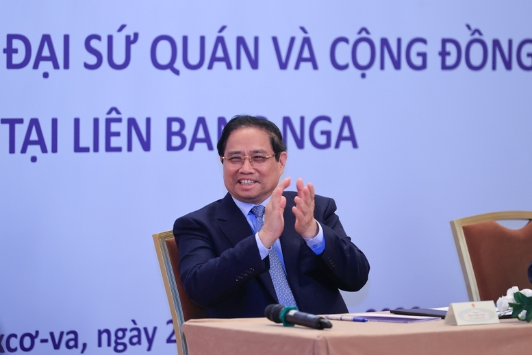 Tại cuộc gặp, Thủ tướng ghi nhận, giải đáp các mong muốn, kiến nghị, góp ý của cộng đồng người Việt Nam tại Nga về việc dạy và học tiếng Việt; thành lập Hội Phụ nữ Việt Nam tại Nga...- Ảnh: VGP/Nhật Bắc