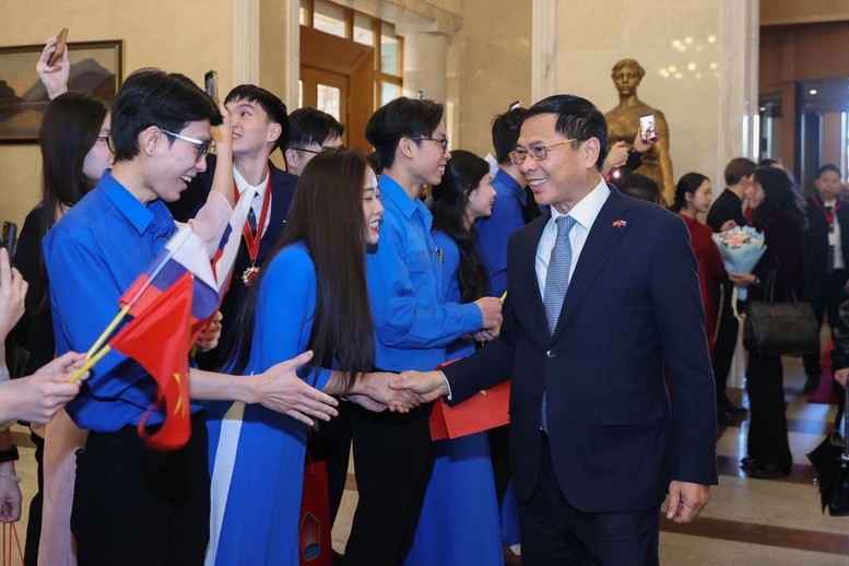 Bà con kiều bào chào đón Phó Thủ tướng Bùi Thanh Sơn - Ảnh: VGP/Nhật Bắc