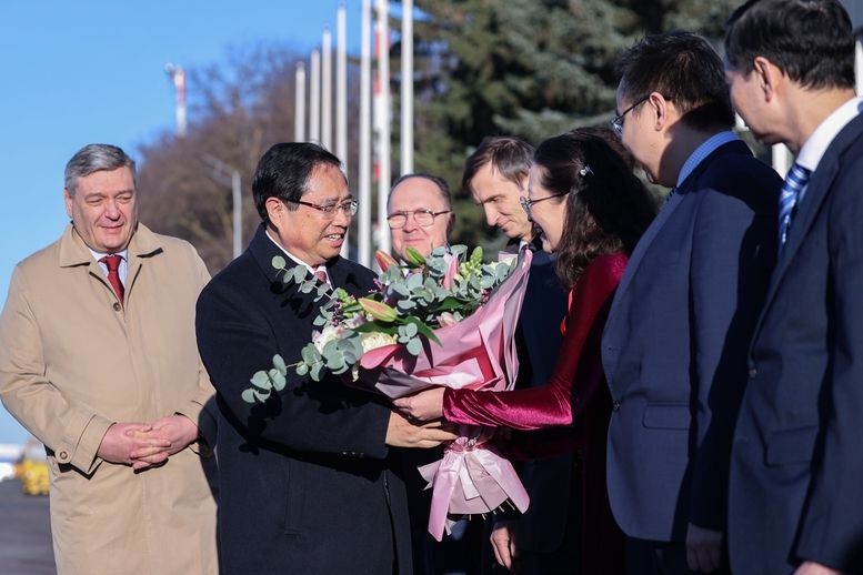Cán bộ, nhân viên Đại sứ quán, cùng đại diện cộng đồng người Việt Nam tại Nga nhiệt liệt chào mừng Thủ tướng Phạm Minh Chính và đoàn Đại biểu cấp cao Việt Nam thăm Liên bang Nga - Ảnh: VGP/Nhật Bắc