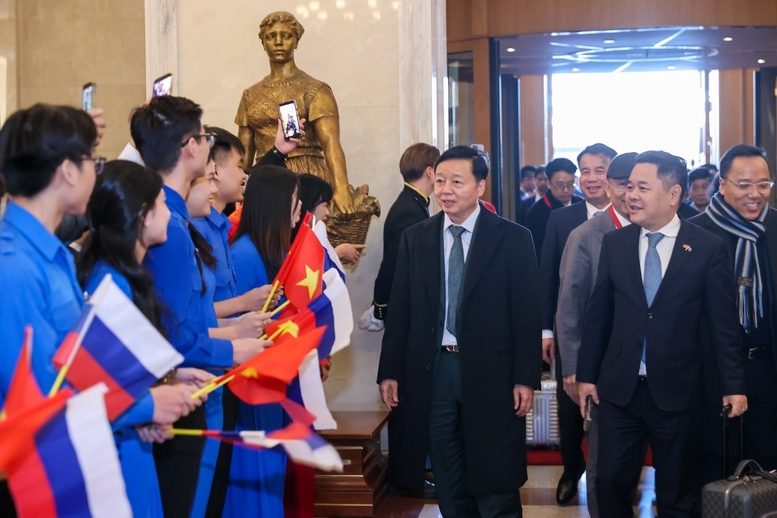 Bà con kiều bào chào đón Phó Thủ tướng Trần Hồng Hà - Ảnh: VGP/Nhật Bắc