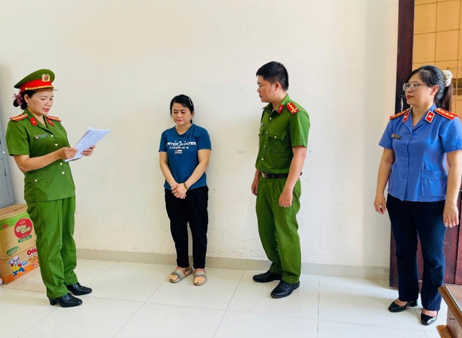 Văn phòng Cơ quan CSĐT phối hợp VKSND tỉnh tống đạt các quyết định tố tụng đối với Nguyễn Thị Tường Vi