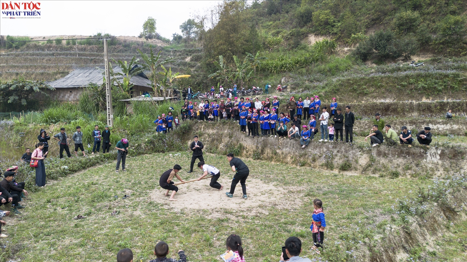 Sau phần nghi lễ, người dân tổ chức nhiều trò chơi dân gian, tạo không khí vui tươi, gắn kết cộng đồng; đây cũng là dịp để bà con giao lưu, gìn giữ và truyền lại những nét văn hóa truyền thống cho thế hệ trẻ.