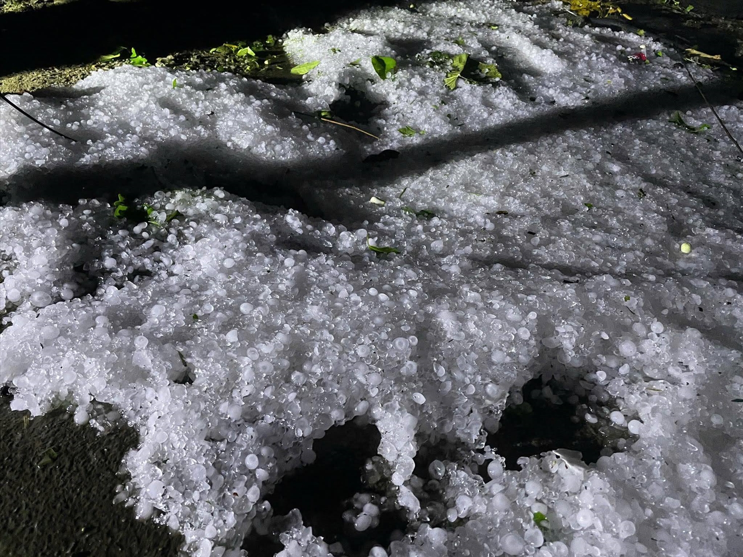 Mưa đá phủ kín sân nhà người dân tại xã Quản Bạ