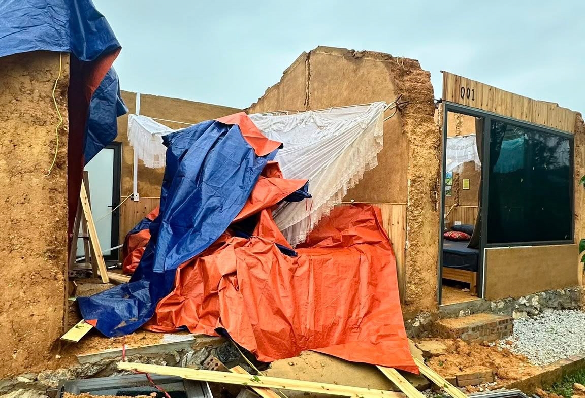 Nhiều công trình lưu trú của các hộ kinh doanh và nhà ở của người dân bị hư hỏng