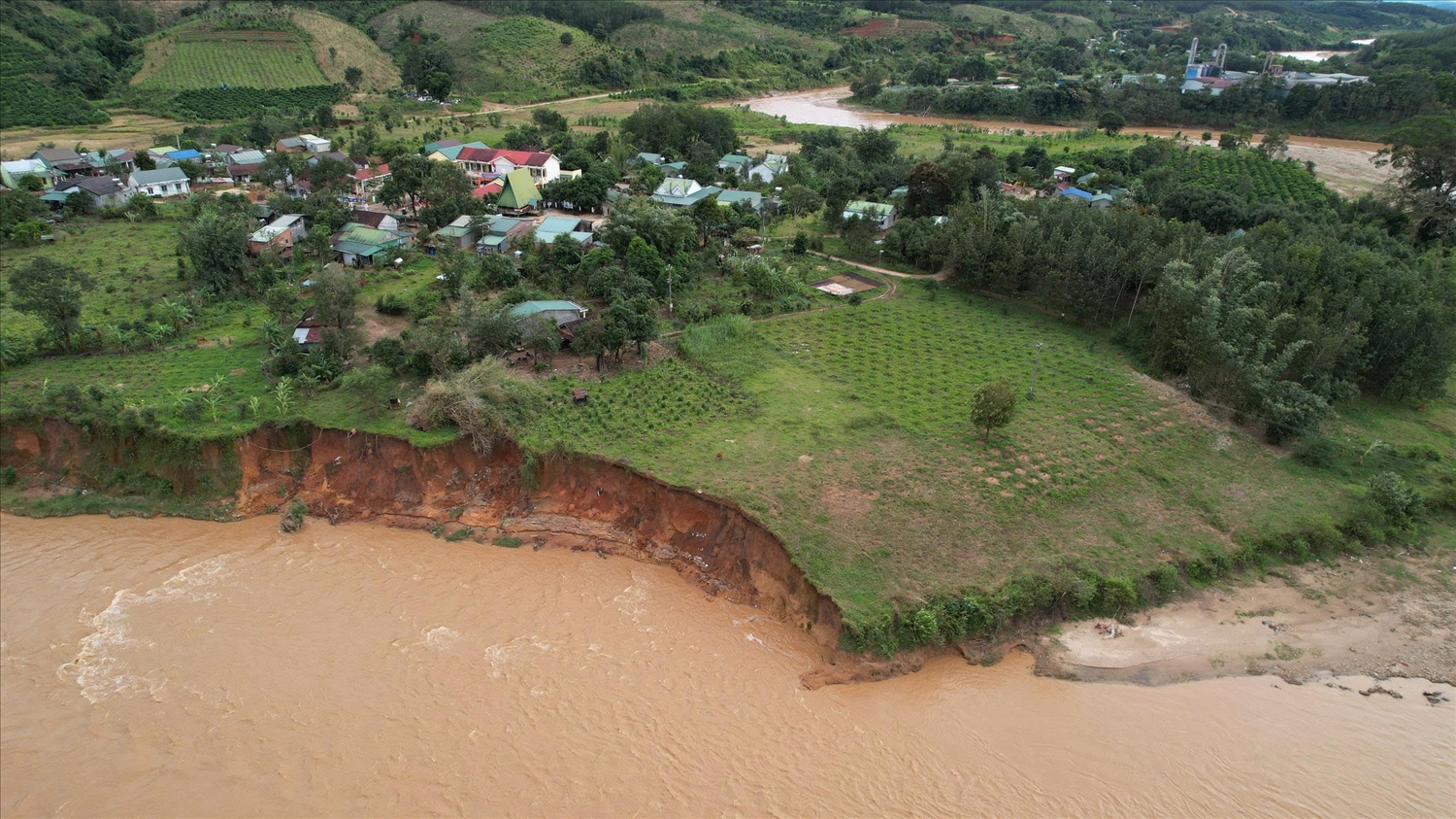 Bờ sông Pô Kô, đoạn qua xã Dục Nông xuất hiện nhiều điểm sạt lở nghiêm trọng, đe dọa trực tiếp đến tài sản và đời sống của đồng bào DTTS