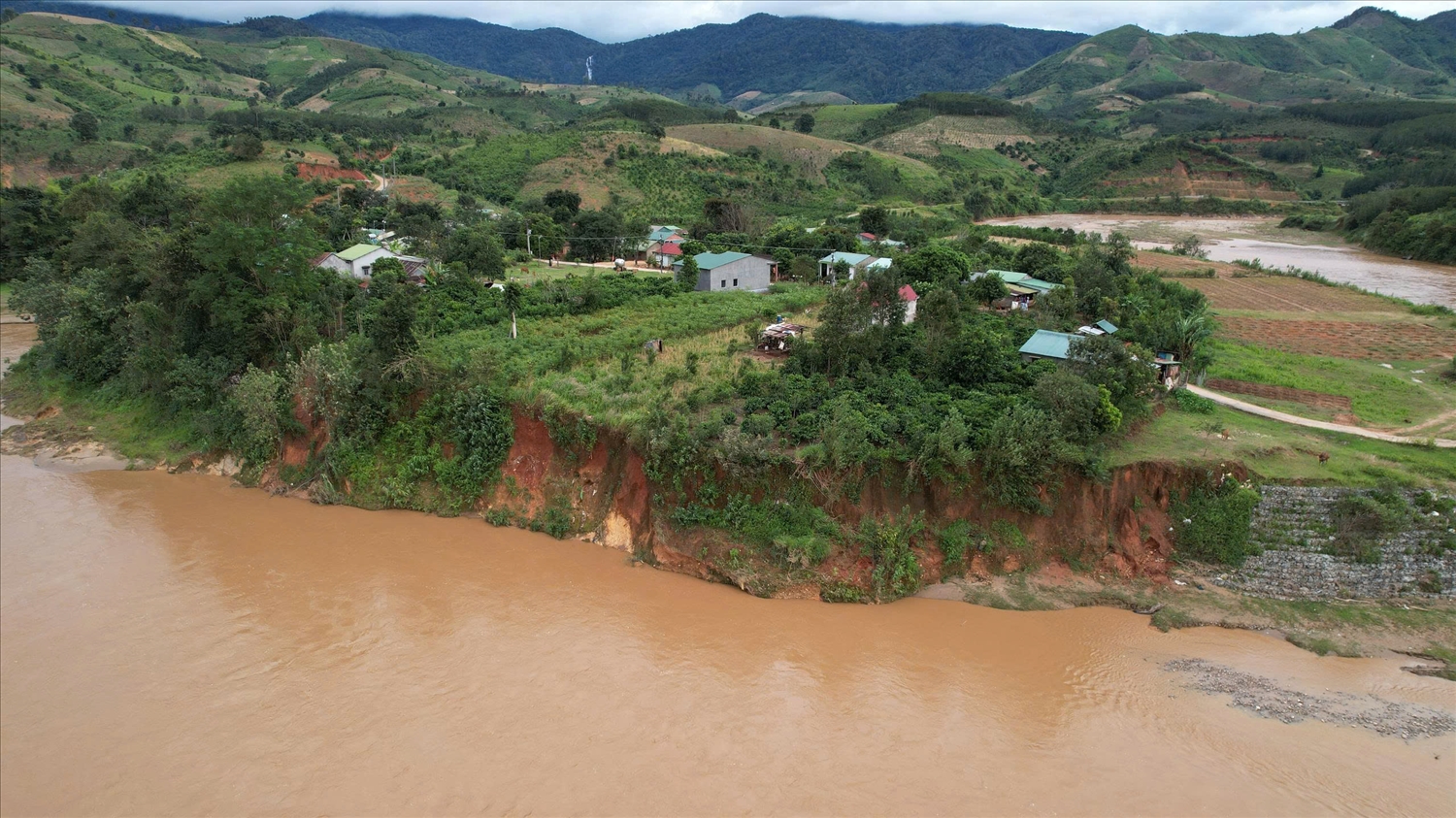 Chính quyền xã Dục Nông và đồng bào DTTS nơi đây mong muốn tỉnh Quảng Ngãi quan tâm, sớm bố trí kinh phí đầu tư xây dựng kè chống sạt lở bờ sông Pô Kô