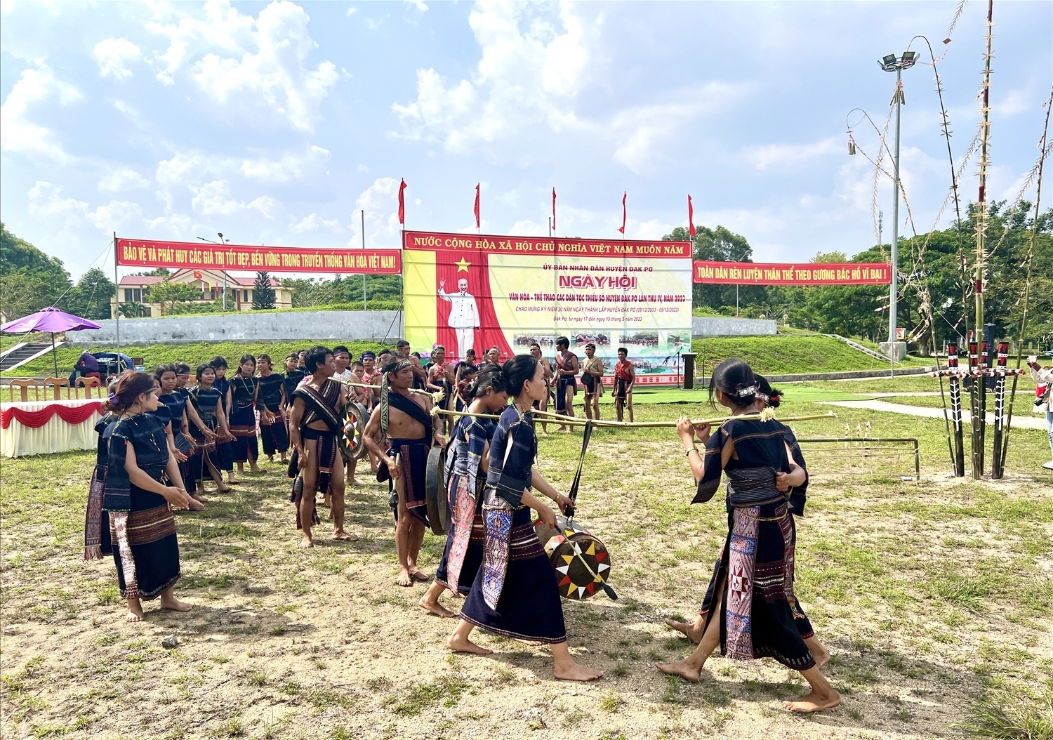 Đồng bào Ba Na trình diễn cồng chiêng trong Ngày hội Văn hóa - Thể thao các DTTS