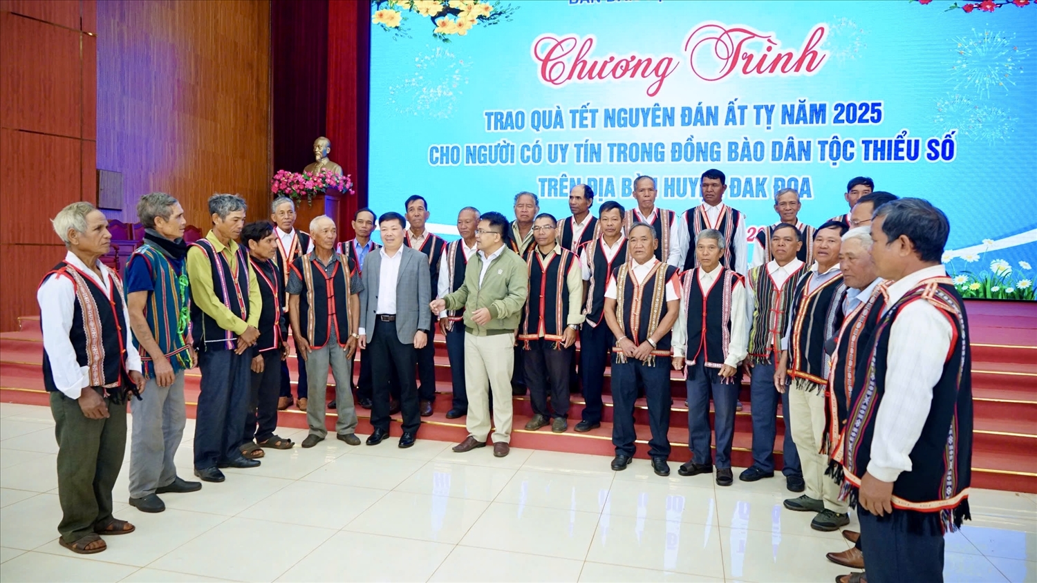 Ông Trường Trung Tuyến (ở giữa) thăm hỏi, lắng nghe, động viên già làng, Người có uy tín trong đồng bào DTTS