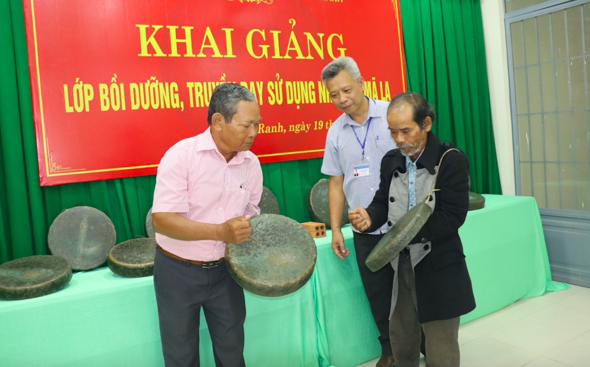 Nghệ nhân Ưu tú Mấu Quốc Tiến (áo đen) một trong những nghệ nhân dành nhiều tâm huyết cho văn hoá truyền thống của dân tộc Raglay tại Khánh Hoà. (Ảnh: TN)