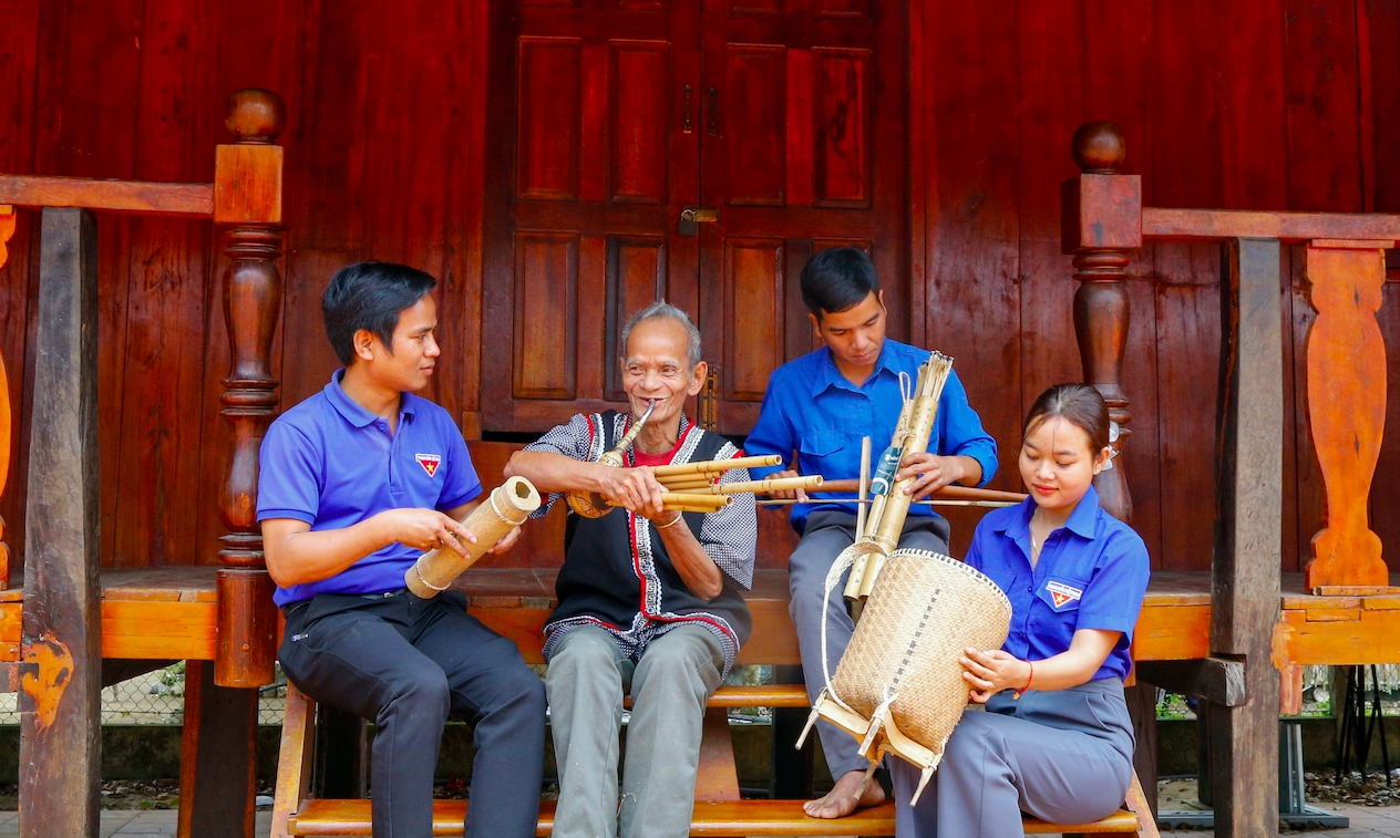 Các nghệ nhân là những người nắm giữ những giá trị tinh hoa văn hóa nghệ thuật truyền thống, được trân trọng gọi là báu vật nhân văn sống. (Ảnh: T.N)