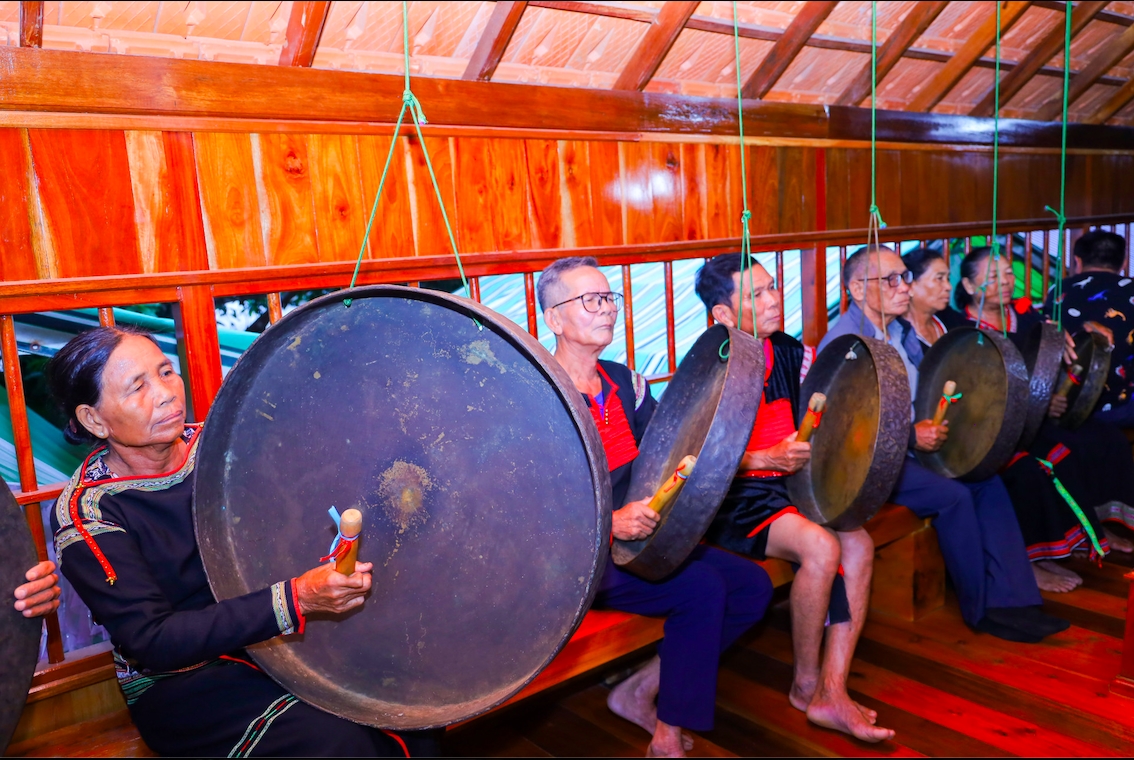 Nghệ nhân người Ê Đê ở xã Tây Ninh Hòa biểu diễn nhạc cụ cồng chiêng. (Ảnh: T.N)