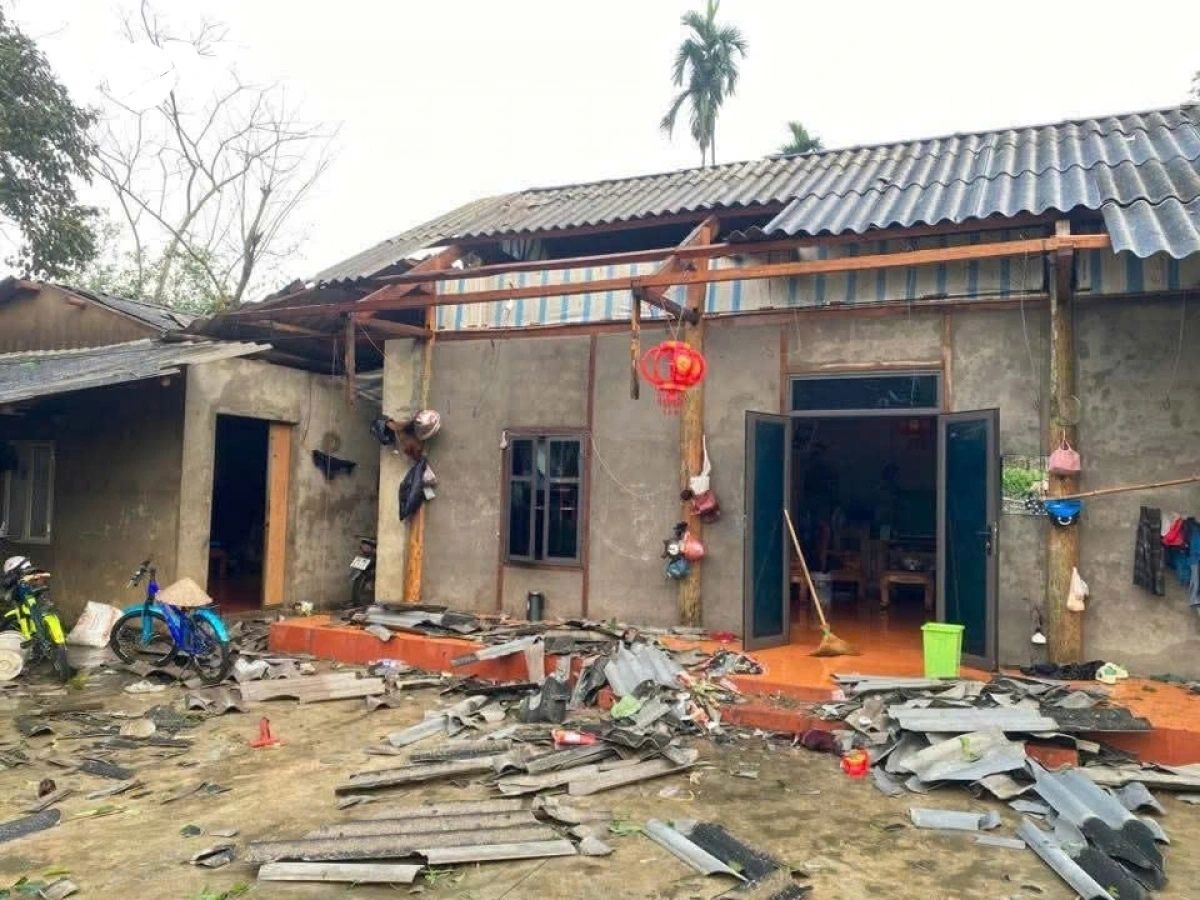 Trên 600 ngôi nhà ở lào Cai bị hư hỏng, tốc mái (Ảnh Trọng Bảo)