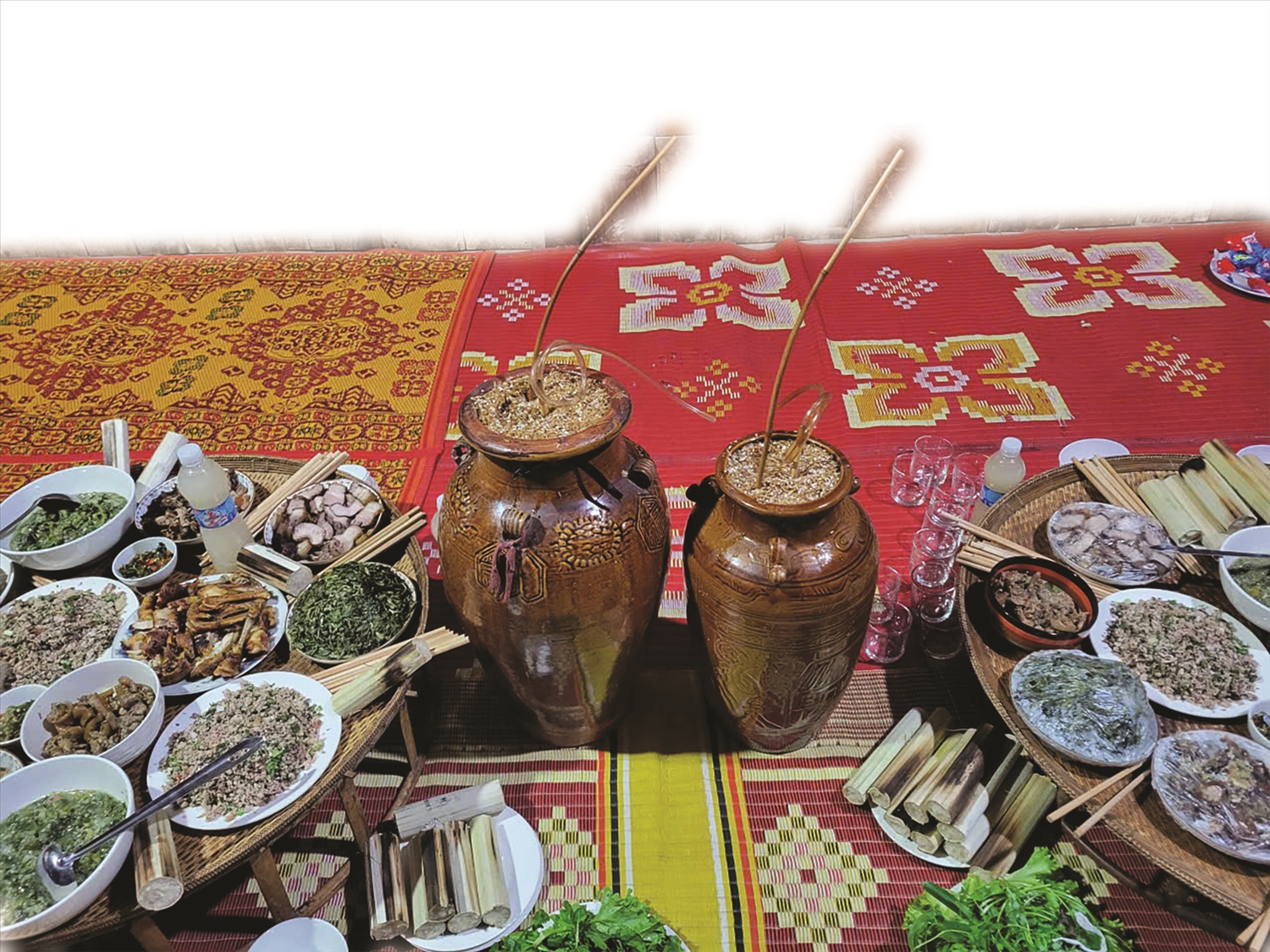  Mâm cơm có rượu cần của người Brâu