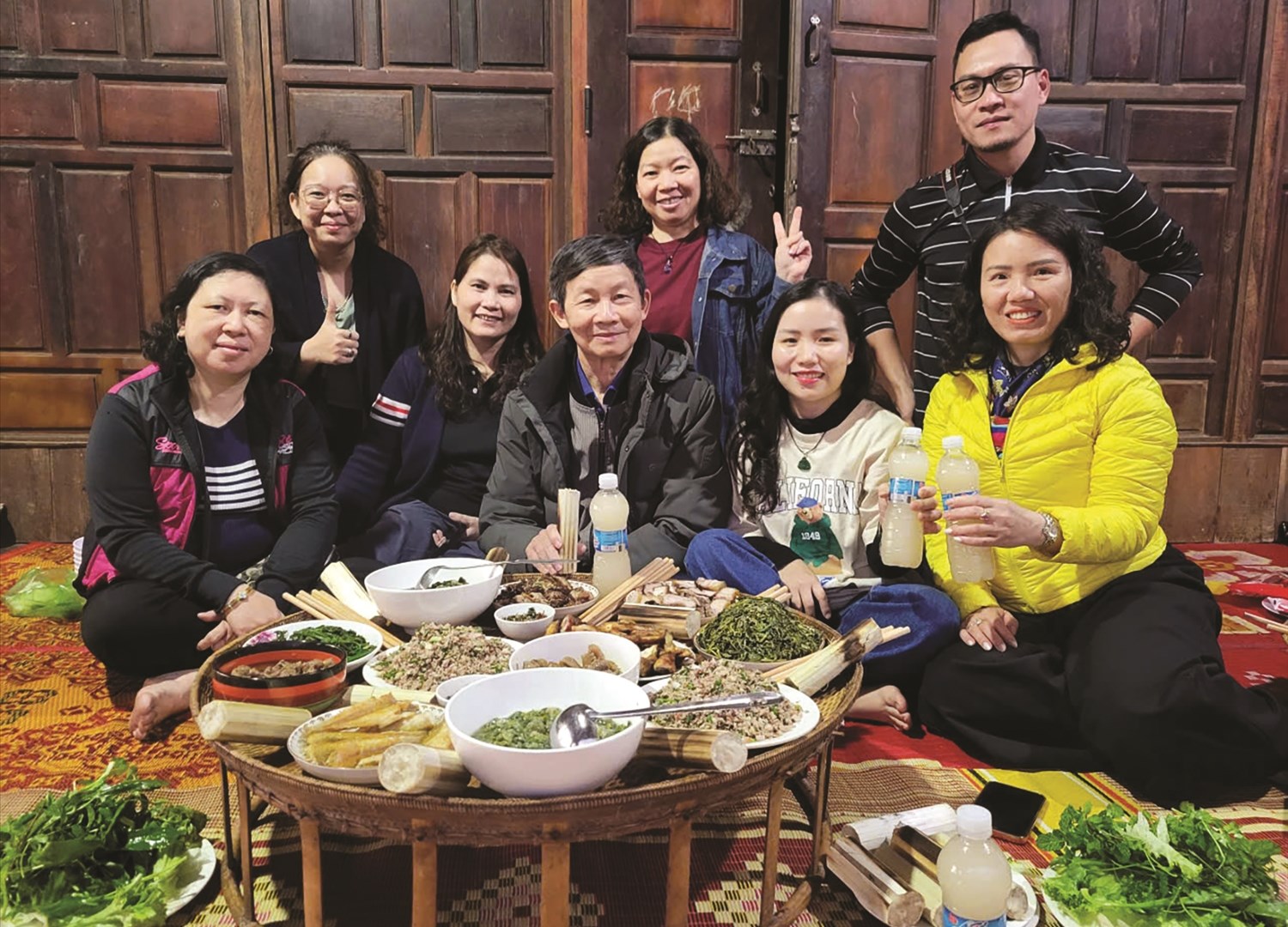 Du khách với ẩm thực của dân tộc Brâu