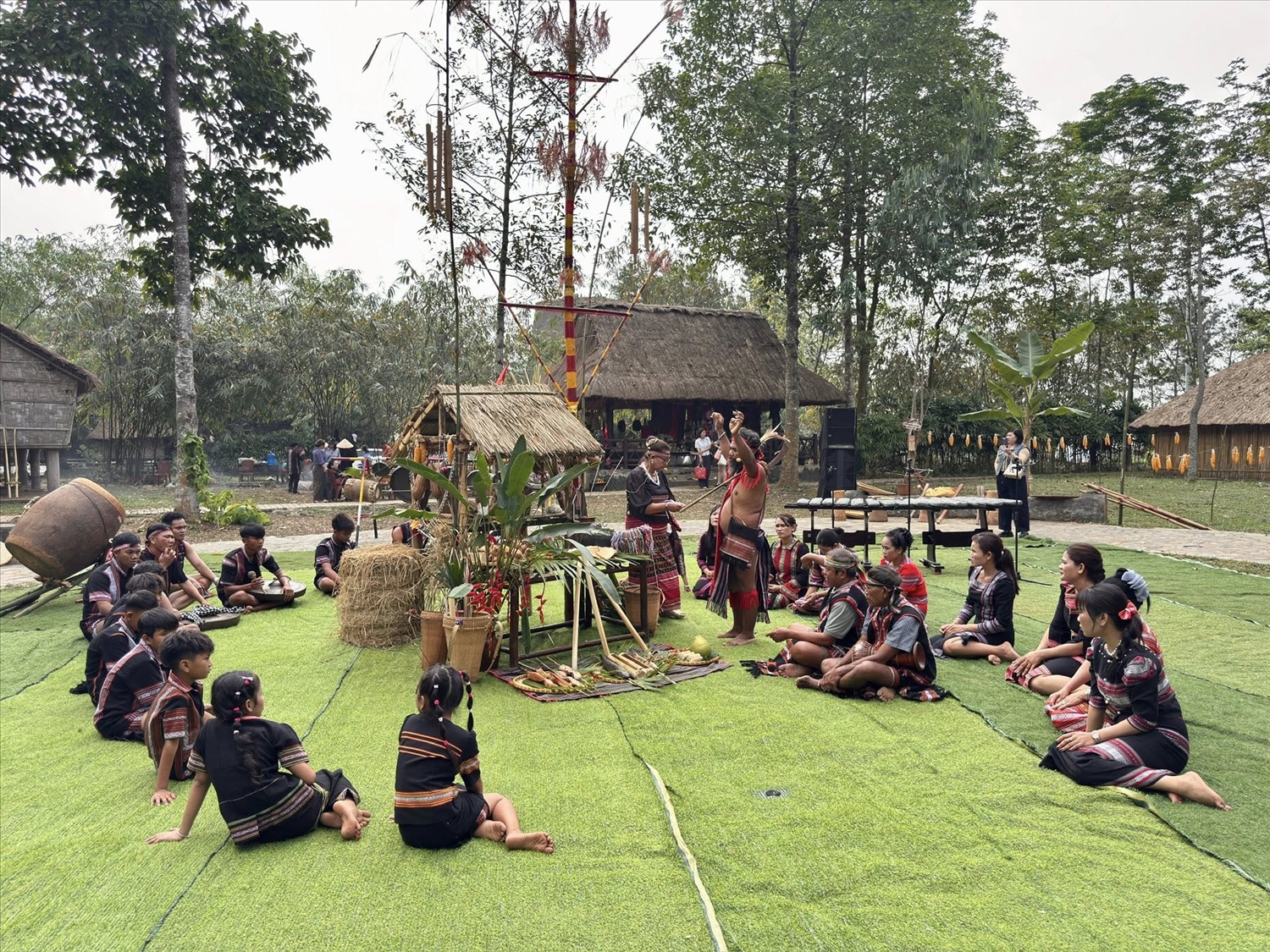 Già làng và chủ tế thực hiện nghi thức cúng cầu an cho gia đình