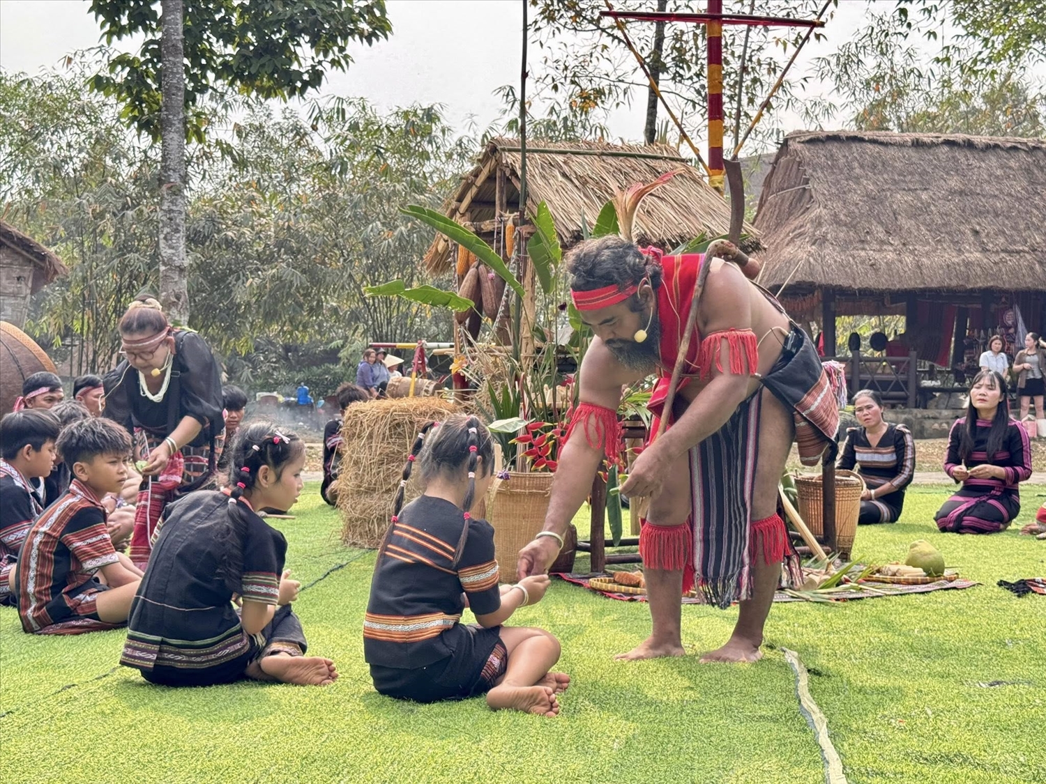 Chủ lễ chia lễ vật cho người dân