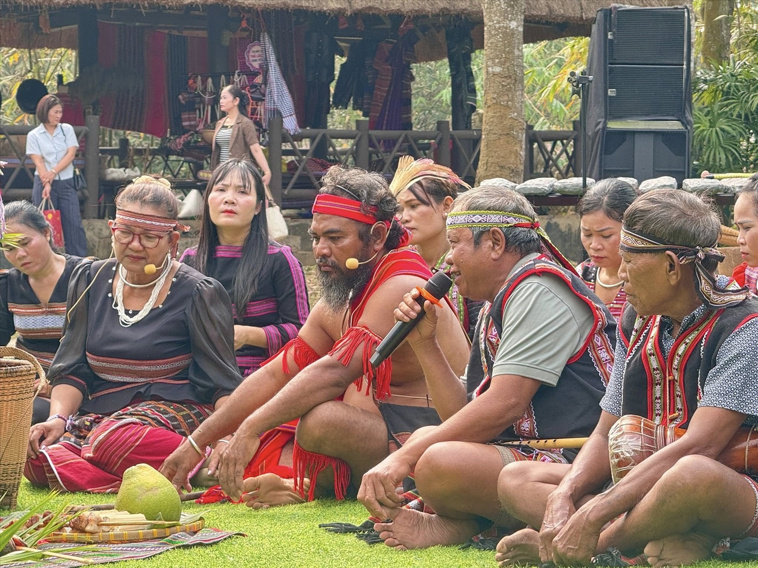 Chủ tế cùng các già làng thay mặt cộng đồng dâng lễ, cầu mong mưa thuận gió hòa, mùa màng tốt tươi, con người khỏe mạnh, cuộc sống ấm no