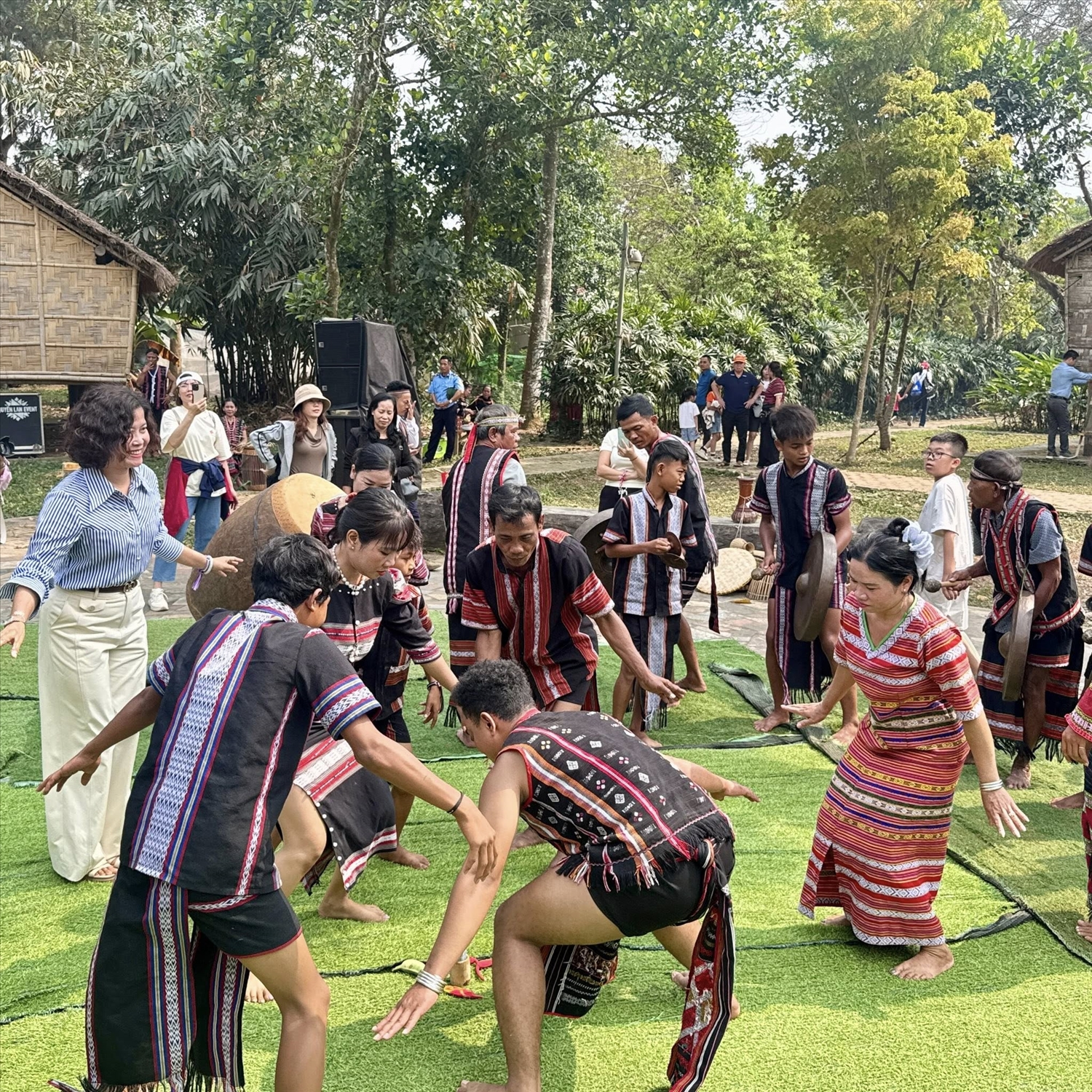 Người dân hát mừng thành công của buổi lễ