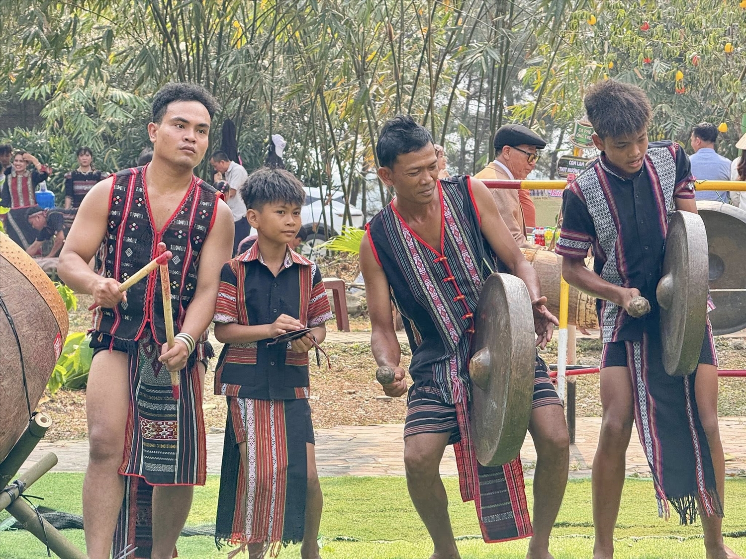 Sau phần lễ là phần hội mở ra cho đồng bào và du khách một không gian với những trải nghiệm đậm đà bản sắc dân tộc trong không khí sôi động