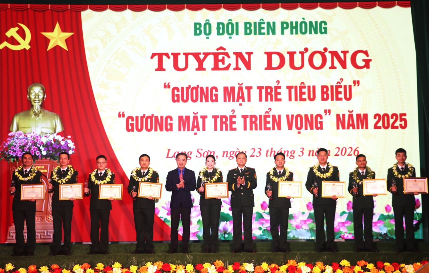 Trung tướng Nguyễn Anh Tuấn – Chính ủy BĐBP và đồng chí Nguyễn Tường Lâm – Bí thư Trung ương Đoàn TNCS Hồ Chí Minh trao phần thưởng cho 10 gương mặt trẻ tiêu biểu BĐBP năm 2025.