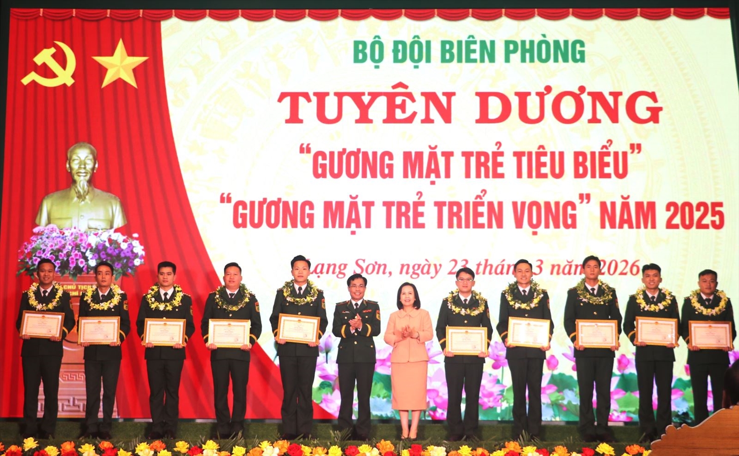 Thiếu tướng Vũ Quốc Ân, Phó Chính ủy BTL BĐBP và đồng chí Đoàn Thị Hậu, Phó Bí thư Thường trực Tỉnh ủy, Chủ tịch HĐND tỉnh Lạng Sơn trao phần thưởng cho 10 gương mặt trẻ triển vọng BĐBP năm 2025
