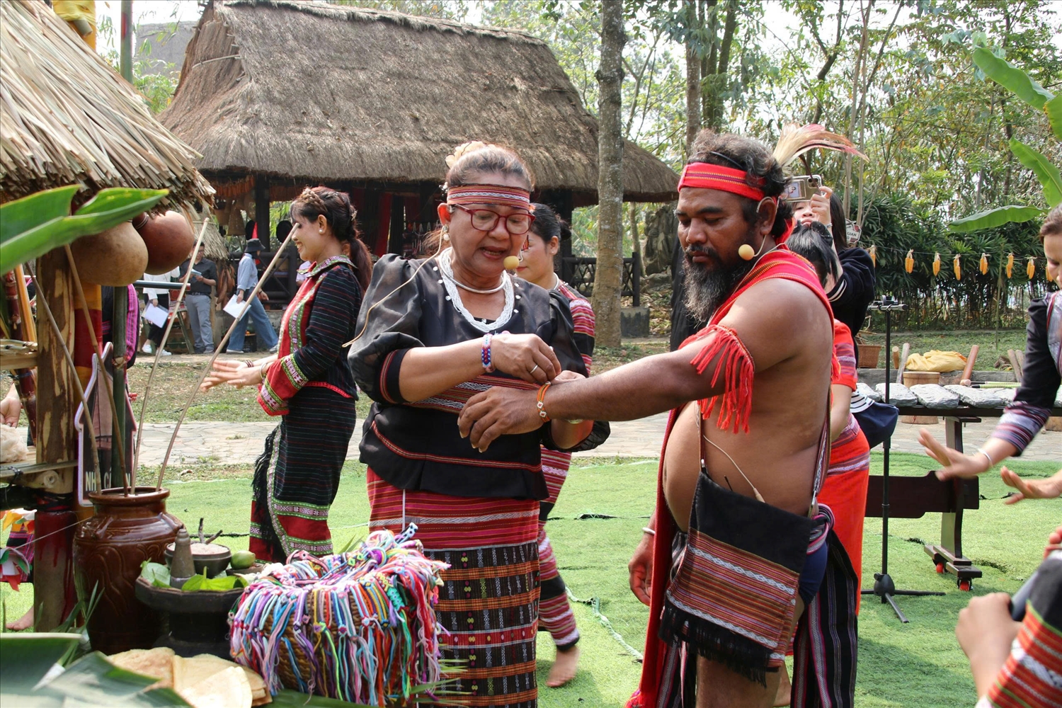 Nghi thức buộc chỉ tay cầu an cho Chủ tế