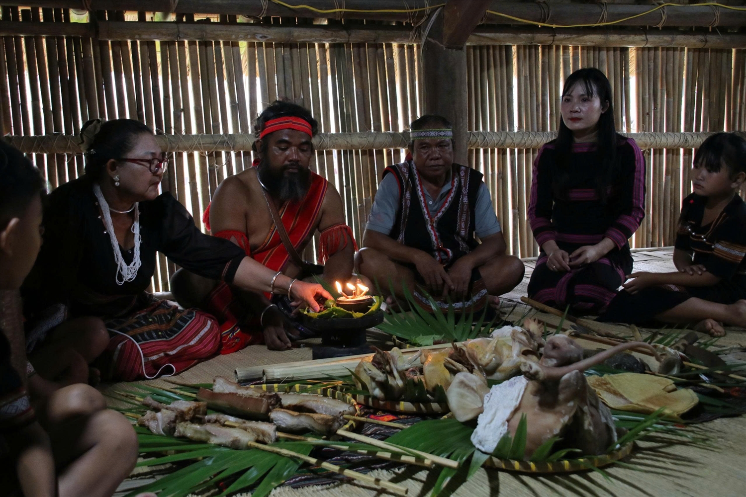 Người Xtiêng chuẩn bị lễ vật dâng cúng trong nghi lễ cầu phúc, cầu an đầu xuân