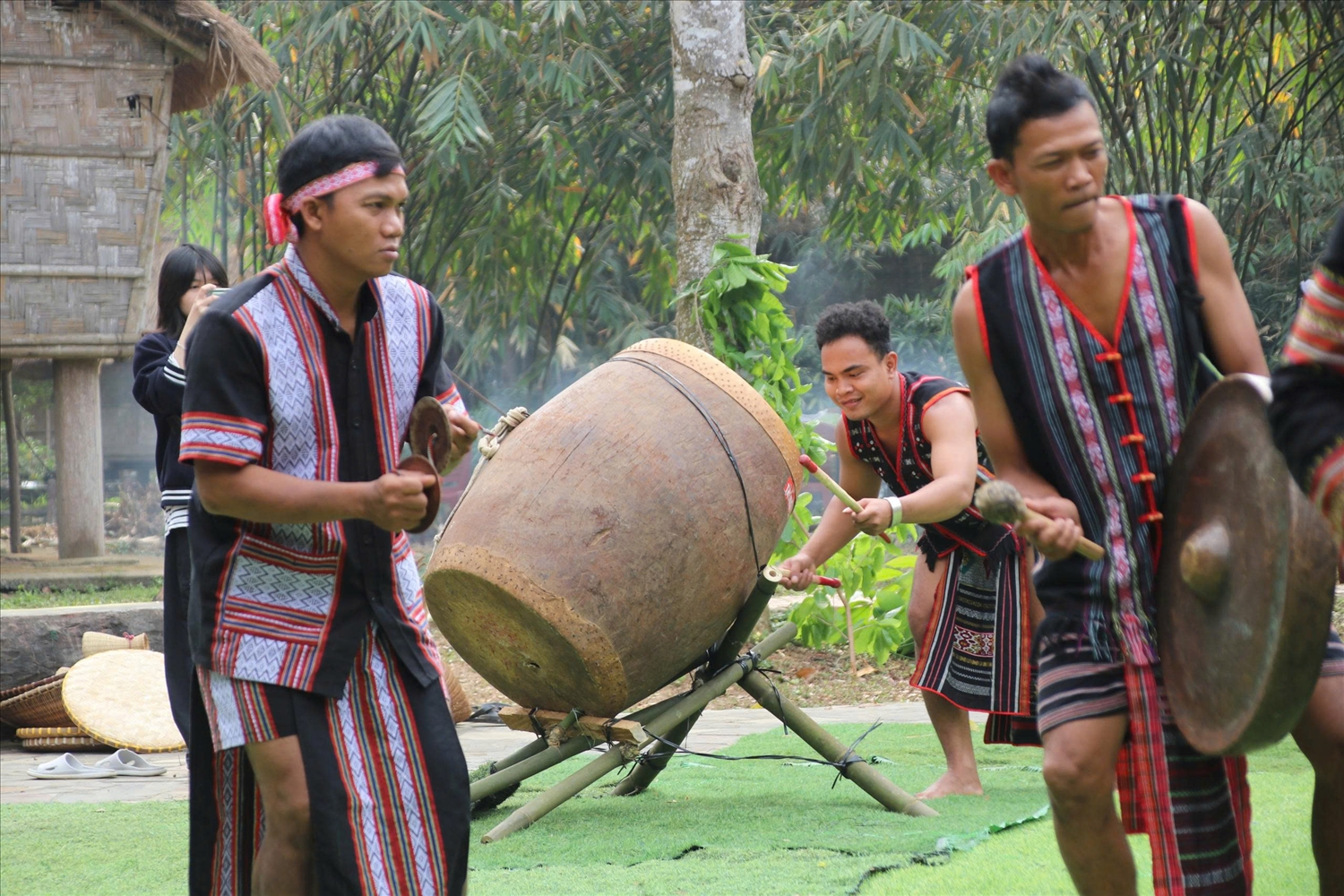 Trong tiếng trống, tiếng chiêng linh thiêng thông trời thông đất… 