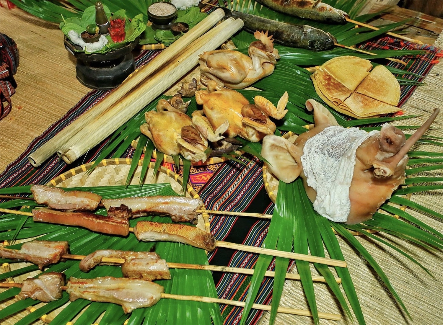 Lễ vật gồm rượu cần, đầu heo, cơm lam, thịt nướng chấm muối é, canh bồi, xôi lá, gà, vịt, thịt trâu, cá lóc nướng, đọt mây nướng, bánh tráng mì, điều rang, chuối xanh, mía cây…