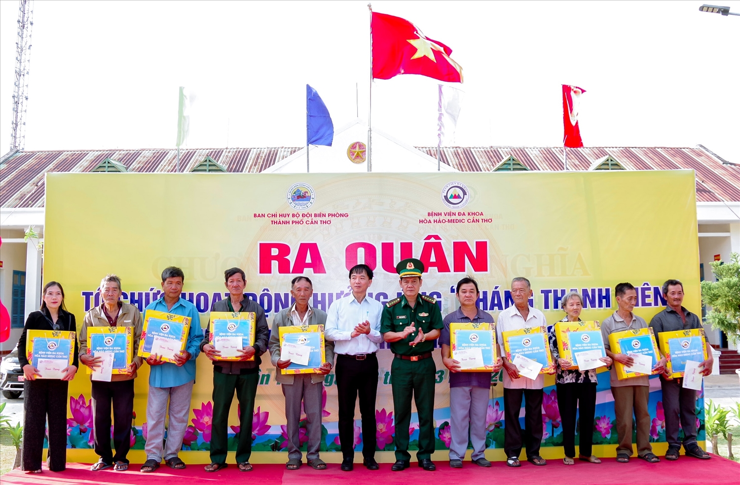 Lãnh đạo BĐBP TP. Cần Thơ và Bệnh viên Đa khoa Hòa Hảo – Medic Cần Thơ tặng quà cho các hộ gia đình chính sách