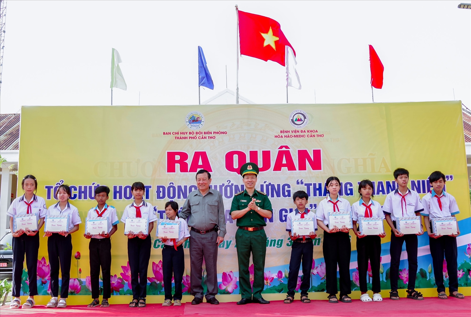 Lãnh đạo BĐBP TP. Cần Thơ và Bệnh viện Đa khoa Hòa Hảo – Medic Cần Thơ trao học bổng cho các em học sinh có hoàn cảnh khó khăn