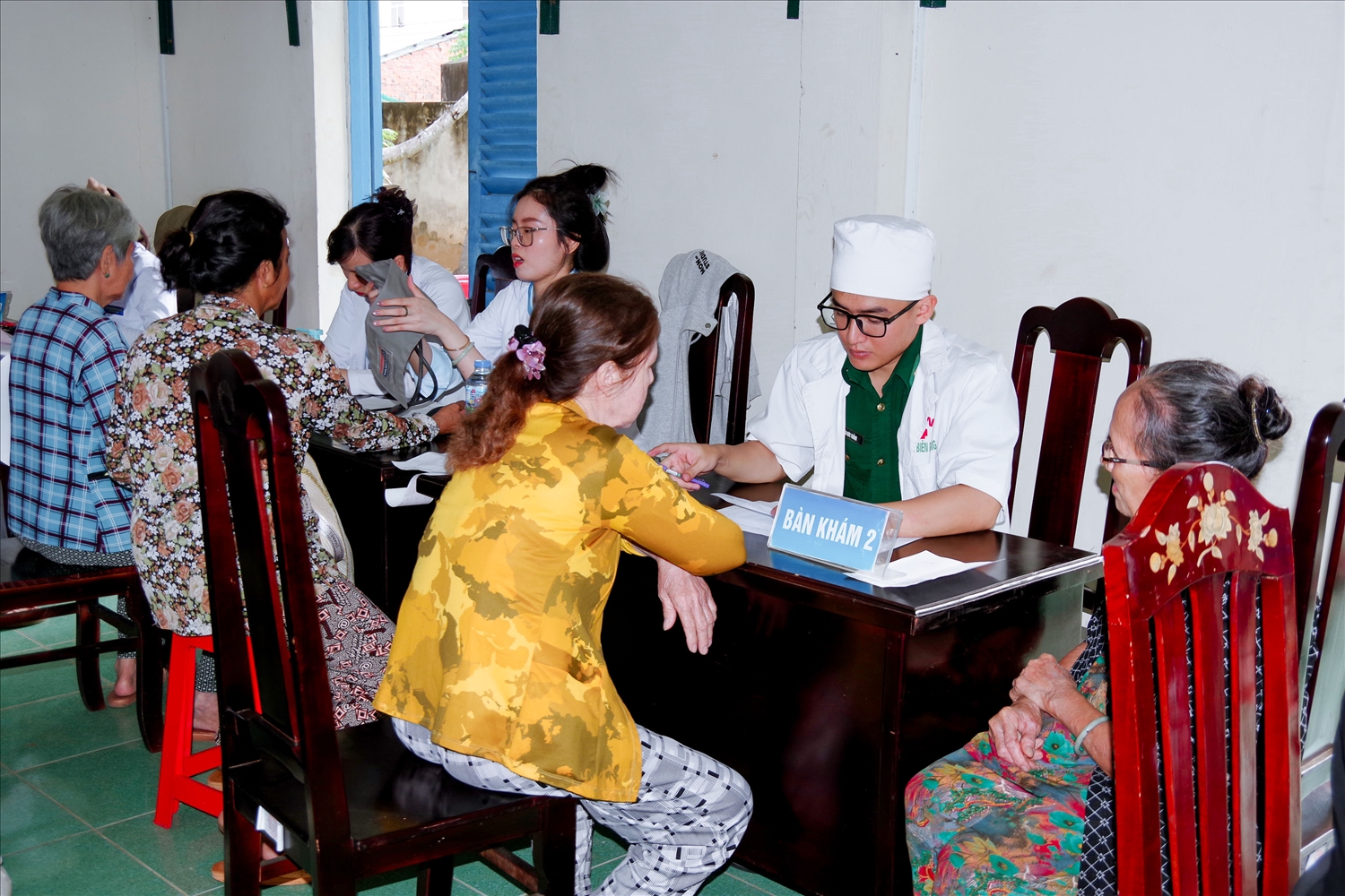 Bà con khu vực biên giới biển được khám bệnh và nhận thuốc miễn phí 