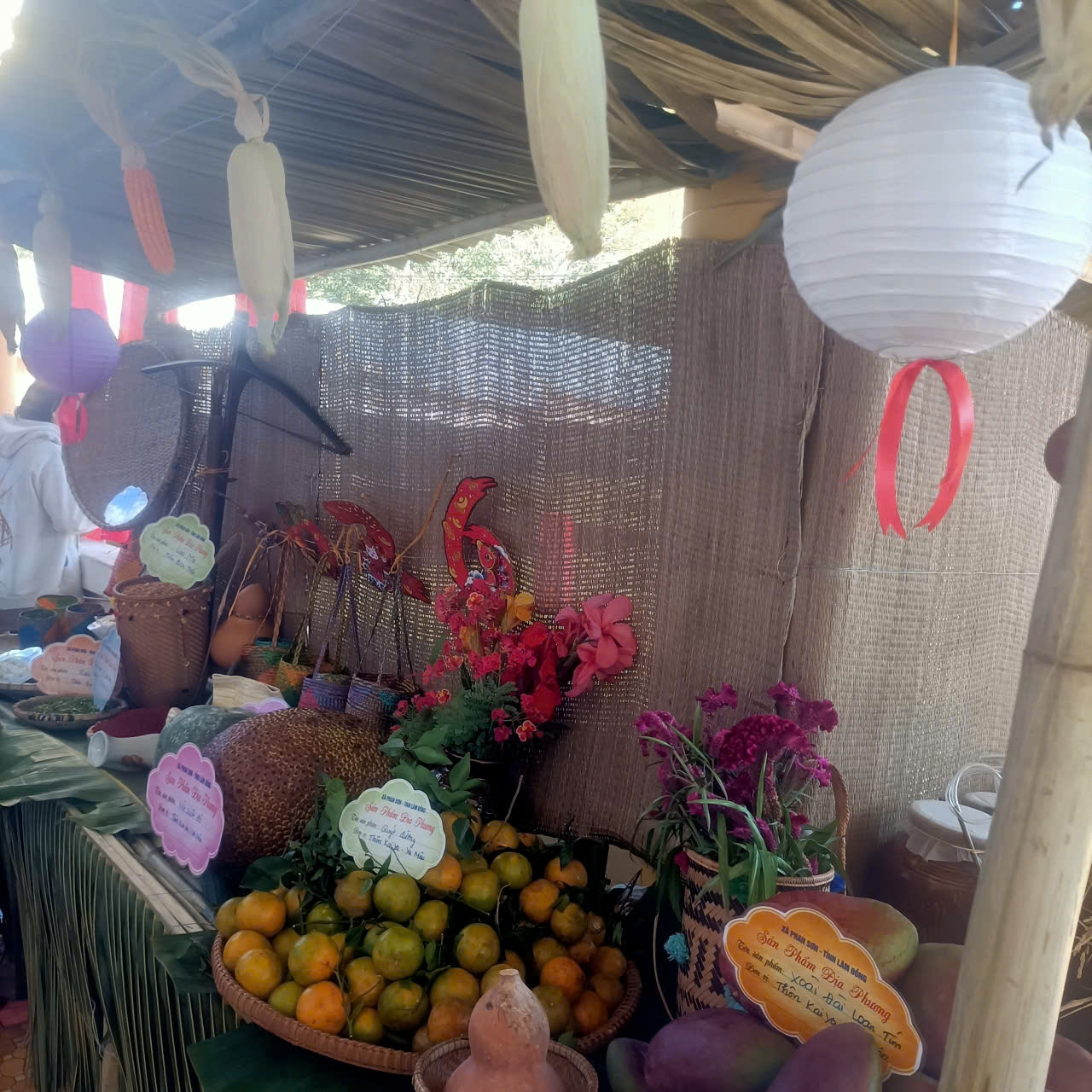 Gian hàng trưng bày các sản vật tại địa phương dịp Tết đầu lúa 2026