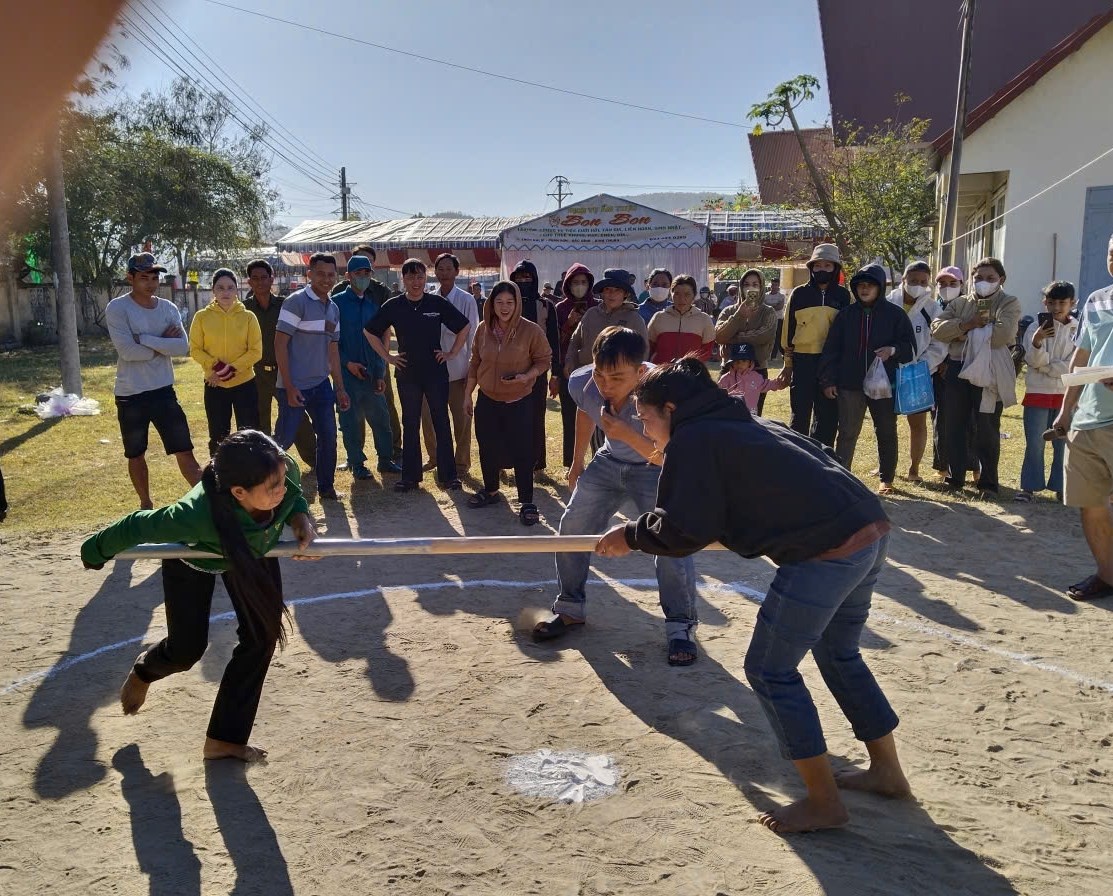  Các nữ vận động viên đang thi đấu môn đẩy cây (đẩy gậy).