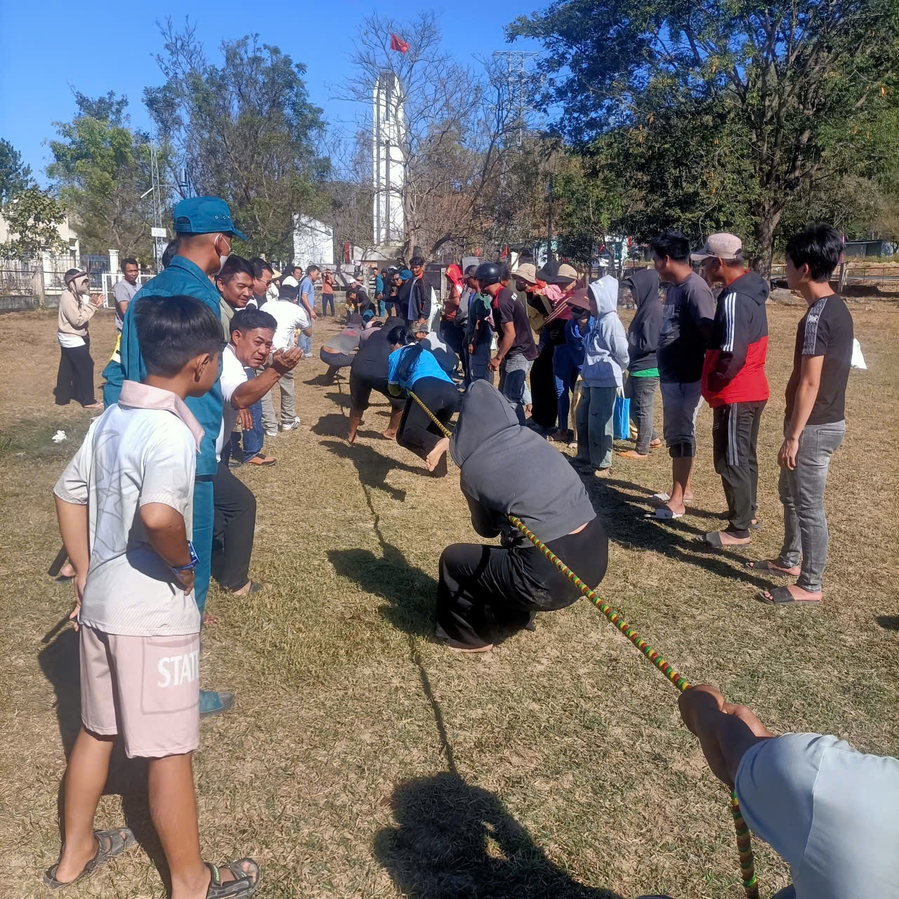 Các vận động viên thi đấu môn kéo co