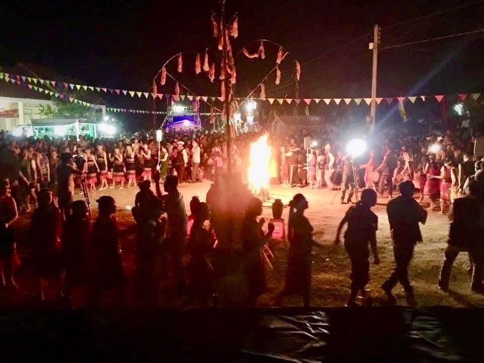 Không khí đốt lửa trại đêm hội Tết Đầu lúa xã Phan Sơn năm 2026.