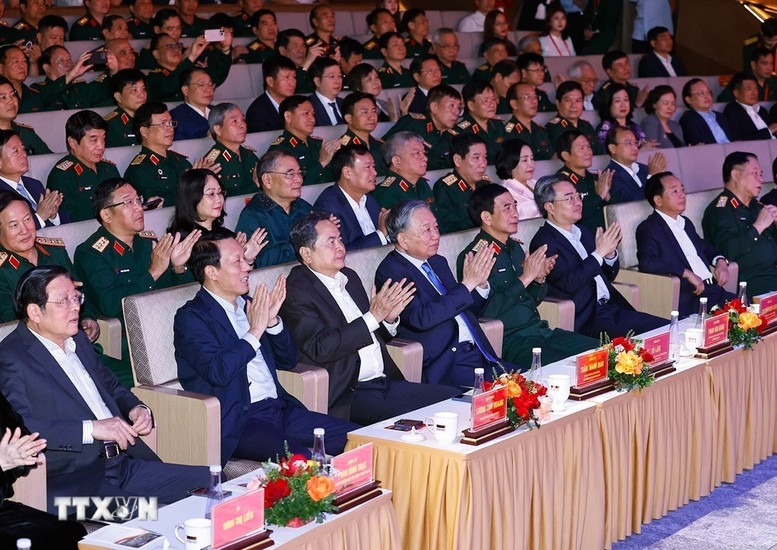 Tổng Bí thư Tô Lâm, Chủ tịch Quốc hội Trần Thanh Mẫn cùng các đồng chí lãnh đạo Đảng, Nhà nước dự chương trình nghệ thuật ""Thanh âm dưới ánh Mặt trời" - Ảnh: TTXVN