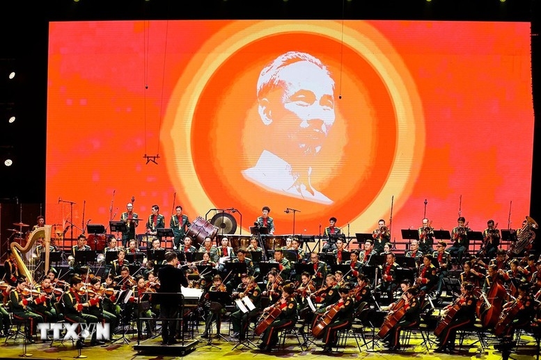 Chương I - Ánh dương soi đường, mở đầu bằng bản Overture – Ca ngợi Tổ quốc, không gian âm nhạc tràn ngập niềm tự hào và lòng tri ân đối với Đảng quang vinh, Bác Hồ vĩ đại - Ảnh: TTXVN