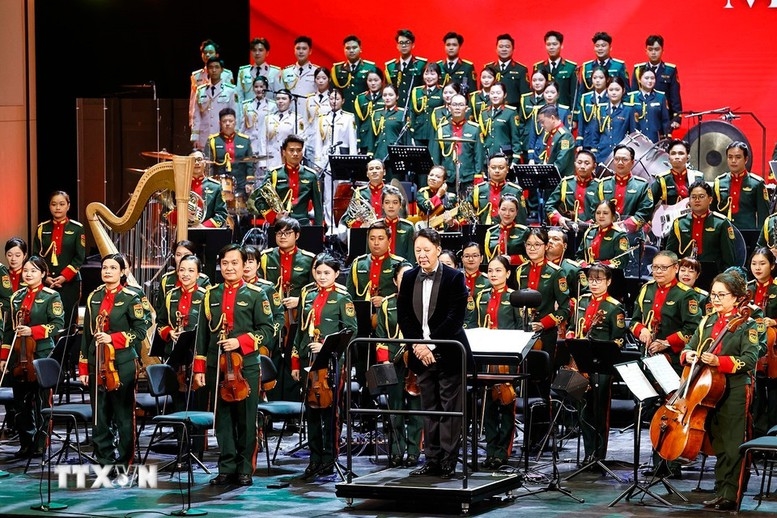 Gần 200 nhạc công, nghệ sỹ cùng hòa nhịp trong đêm công diễn chính thức ra mắt Dàn nhạc Giao hưởng Quân đội (MSO) - Ảnh: TTXVN