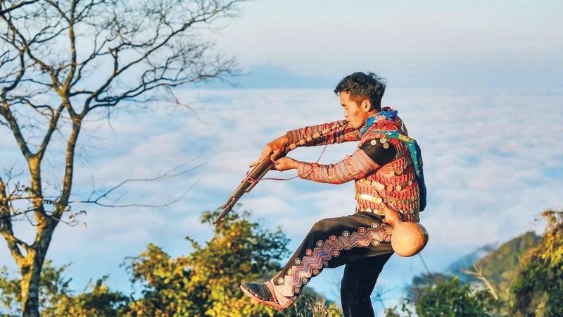 Giàng A La biểu diễn múa khèn tại điểm săn mây phục vụ du khách (Ảnh: Hảo Thùy)