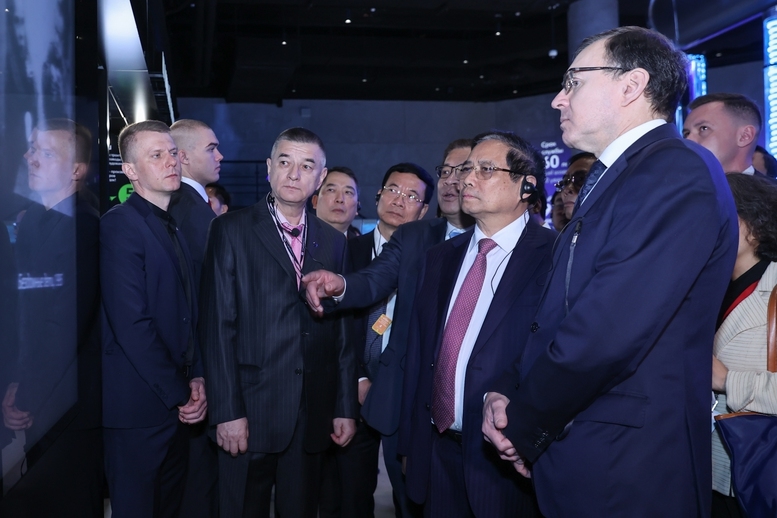 Thủ tướng Phạm Minh Chính và các thành viên đoàn đã nghe lãnh đạo Tập đoàn Rosatom và lãnh đạo Bảo tàng giới thiệu về lịch sử và những thành tựu hiện đại của lĩnh vực năng lượng hạt nhân Nga - Ảnh: VGP/Nhật Bắc