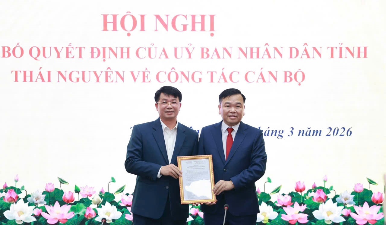 Phó Chủ tịch UBND tỉnh Thái Nguyên Nông Quang Nhất (bìa trái) trao Quyết định bổ nhiệm cho tân Giám đốc Sở Dân tộc và Tôn giáo Dương Hữu Bường - Ảnh: Thế Toàn.