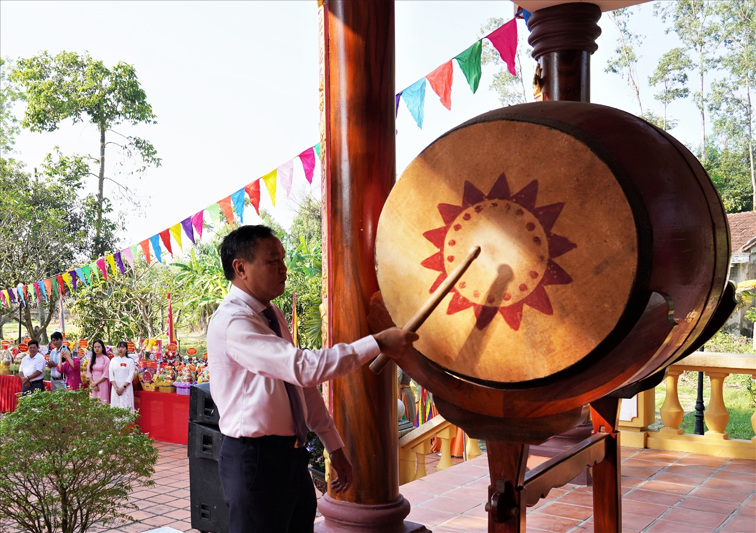 Phó Chủ tịch UBND tỉnh Đắk Lắk Đào Mỹ đánh trống khai mạc lễ hội