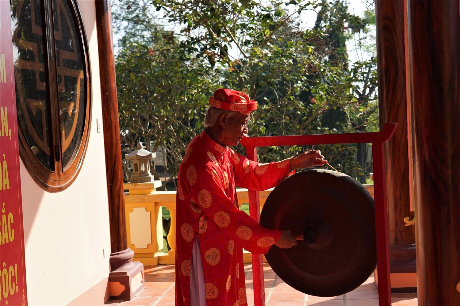 Ông Lương Phú Cảnh, Chủ tịch dòng họ Lương Phú Yên, khu vực Đông Đắk Lắk đánh chiêng khai hội