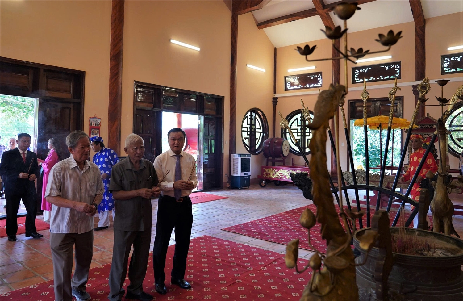 Đại biểu dâng hương tưởng nhớ danh nhân Lương Văn Chánh và tiền nhân